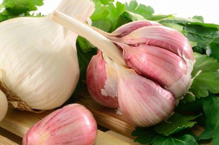 Knoblauch kann zur Entfernung von Papillomen verwendet werden